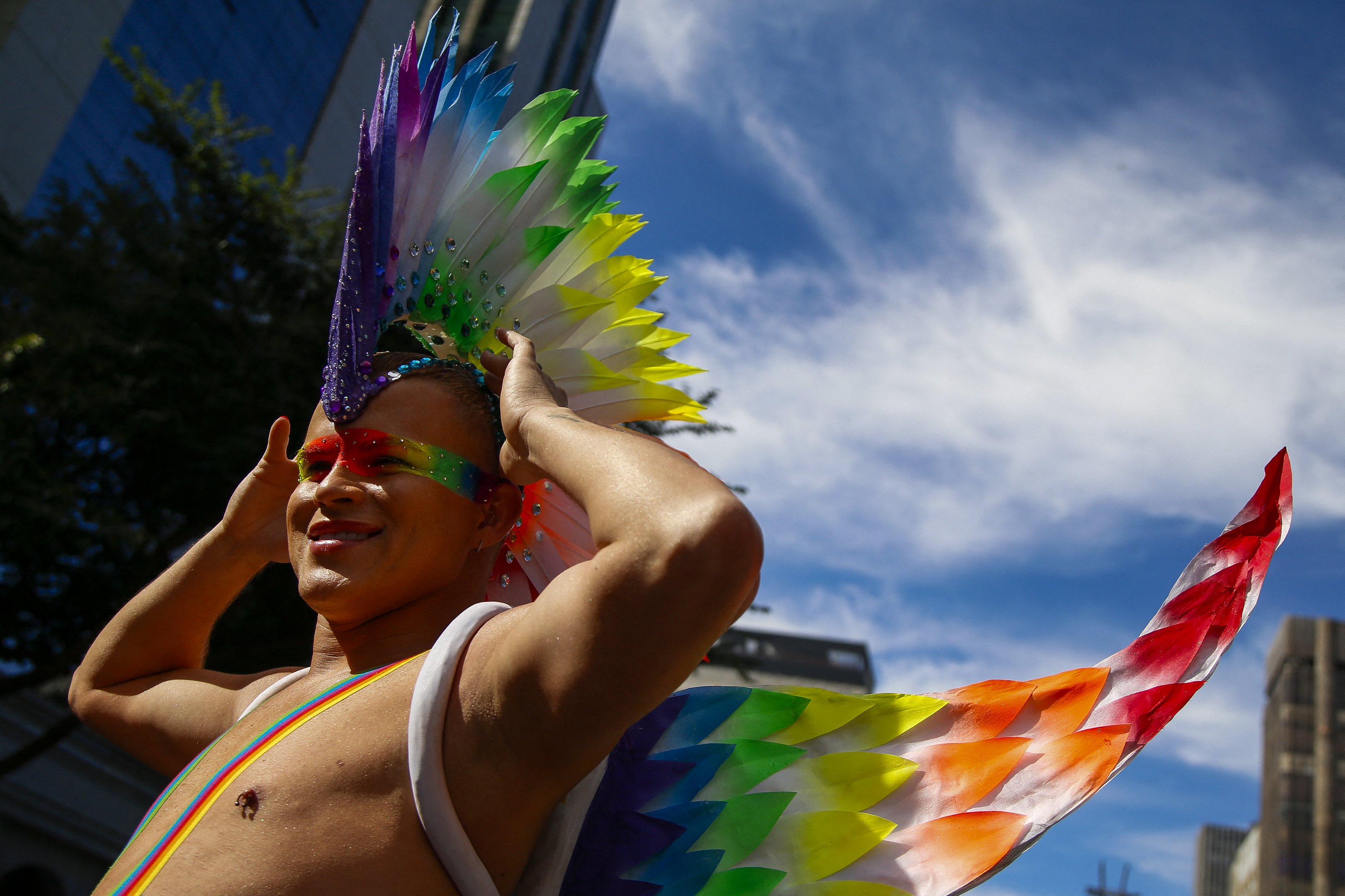 Cores da bandeira LGBT+ se destacam nas roupas dos participantes da 28ª Parada do Orgulho LGBT