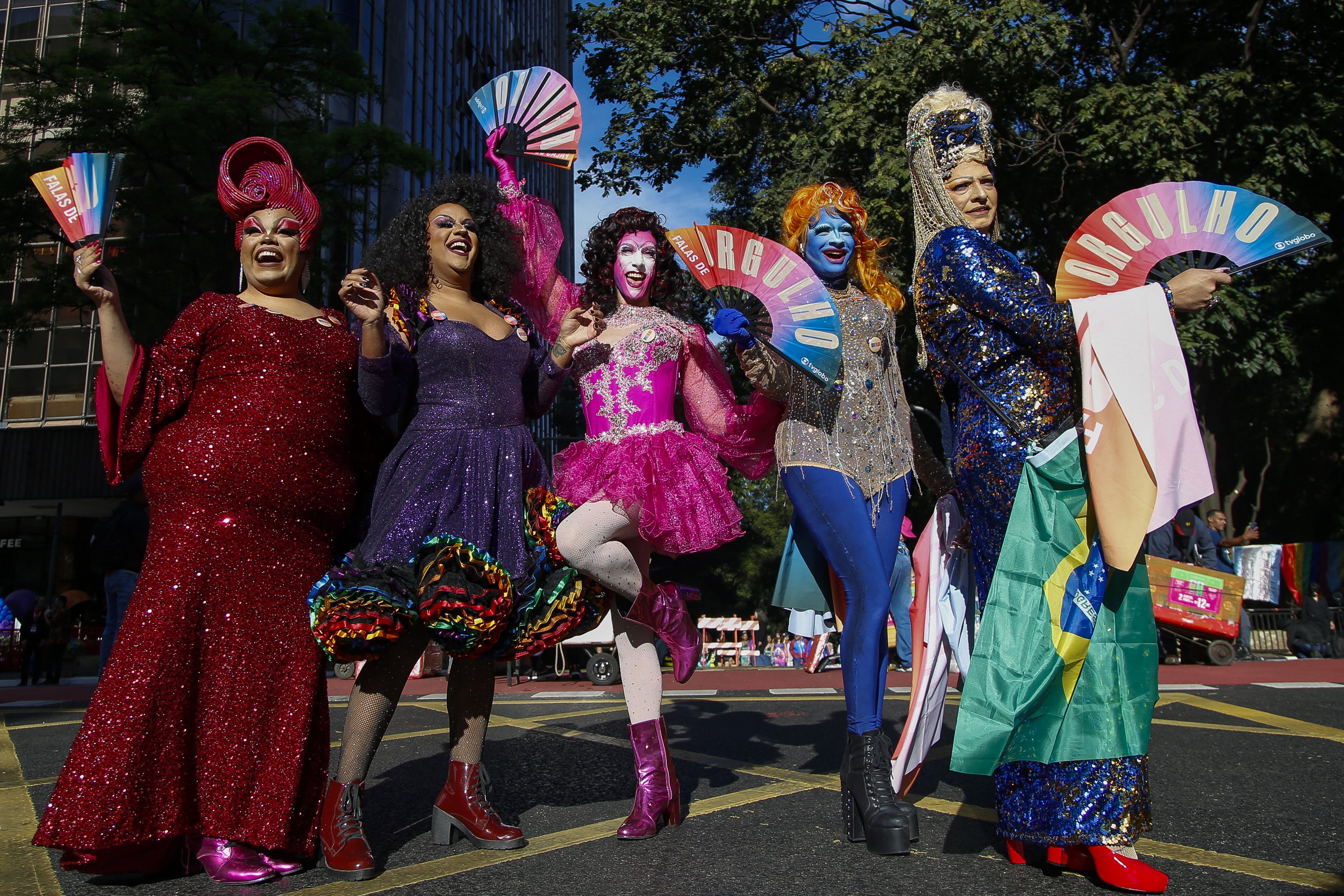 Grupos de amigos e famílias marcam a 28ª Parada do Orgulho LGBT+ em São Paulo
