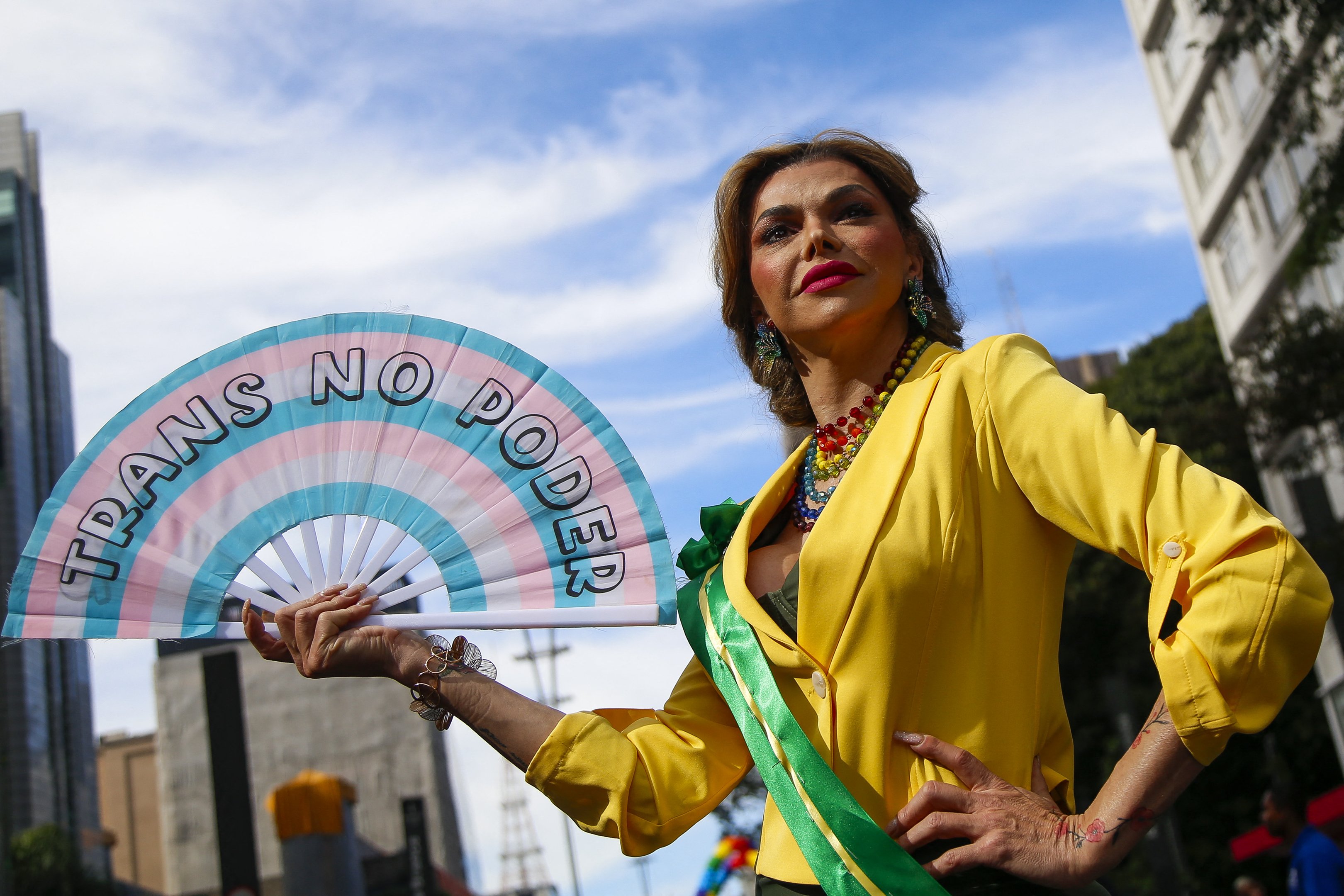 Destaque para o uso das cores verdes e amarela na Parada do Orgulho LGBT+ 2024