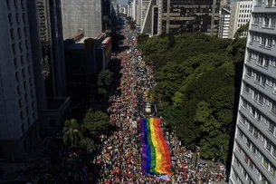 Com música e alegria, Parada LGBT+ de SP chama atenção para a política