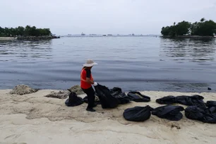 Imagem referente à matéria: Vazamento de petróleo em Singapura fecha praias de ilha turística