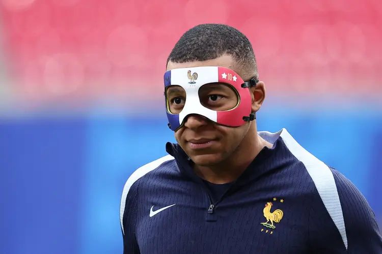 Mbappé deverá utilizar uma máscara de cor única para a partida contra a Holanda na sexta-feira (21). (FRANCK FIFE/AFP)