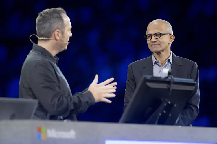 Steve Clayton e Satya Nadella: líderança da Microsoft aposta todas as fichas nos co-pilotos (Andrew Harrer/Getty Images)