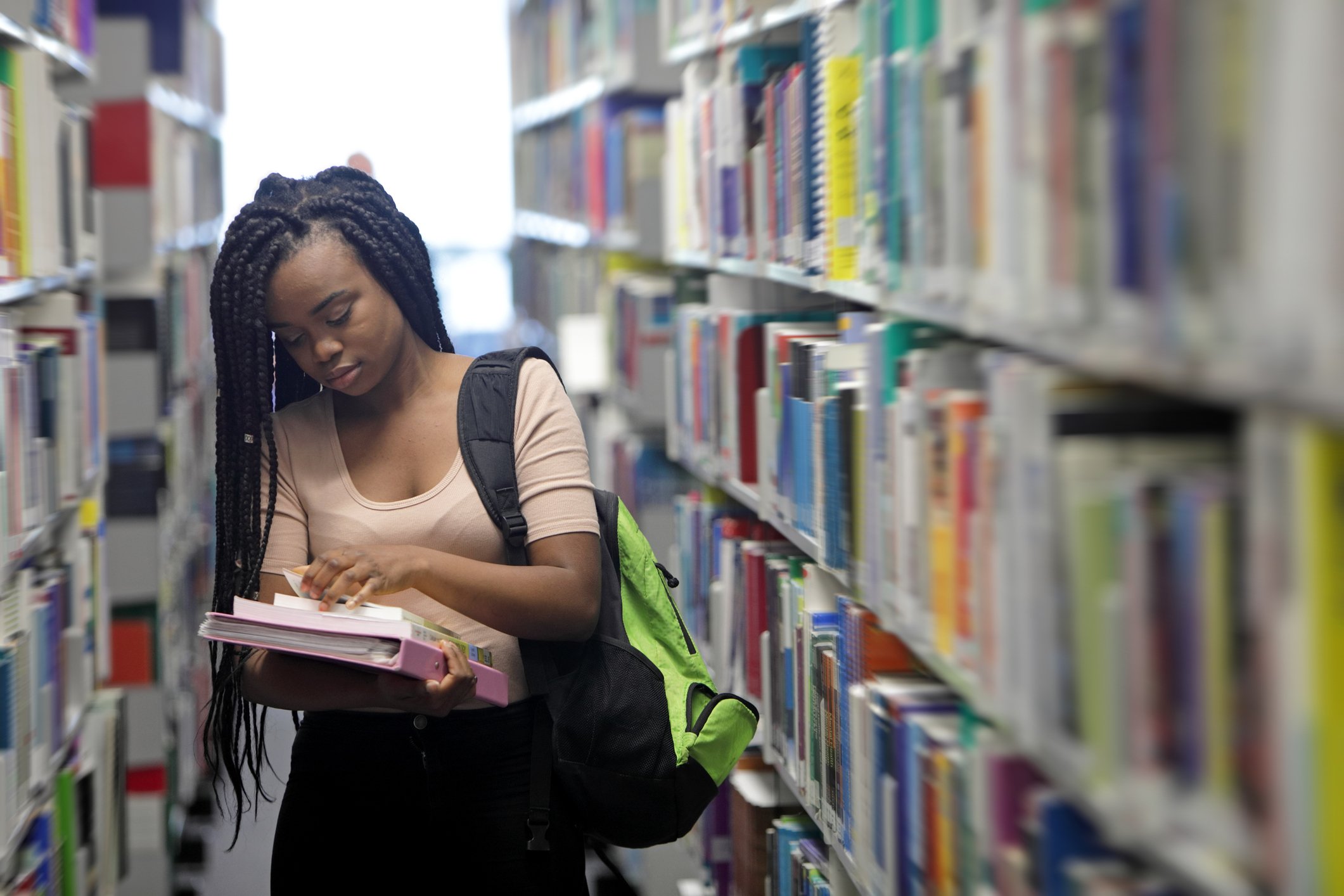 KPMG seleciona 100 estudantes pretos, pardos e indígenas para inglês gratuito; veja como participar