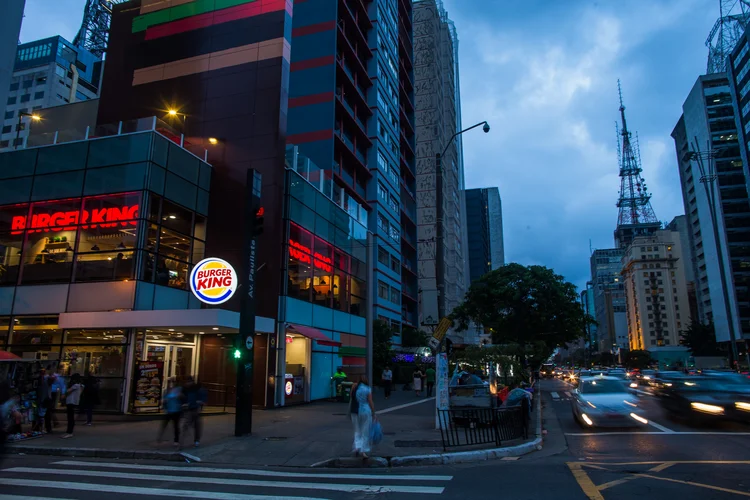 Em 2023, a ZAMP modificou 50 unidades do Burger King para o novo padrão Pavillion, materialmente mais atraente para os consumidores (Victor Moriyama/Bloomberg/Getty Images)