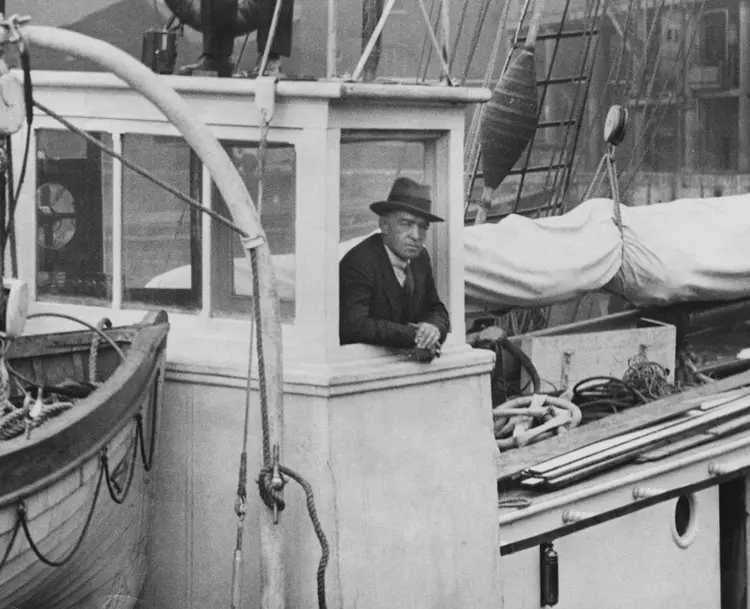 Ernest Shackleton foi um explorador conhecido por suas expedições à Antártica no início do século XX. (Central Press/Getty Images)