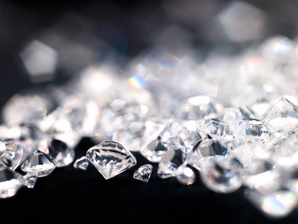 Indústria de diamantes brilha menos: preços caem com ascensão das pedras sintéticas