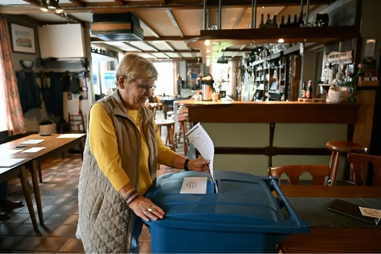 Eleitora vota em eleição do Parlamento Europeu em Baarle-Nassau, sul dos Países Baixos, em 6 de junho de 2024 (Aldo GAMBOA em Bruxelas e Richard CARTER em Haia/AFP)