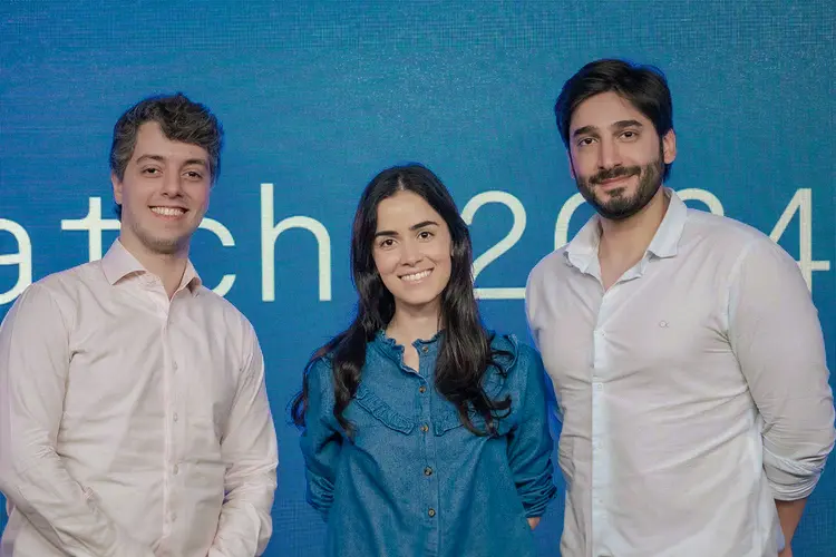 Luiz Henrique e Paulo Leite, da Intuitive Care, ao lado de Gabriela Lima, do BTG:  startup pretende criar nova linha de negócio (Intuitive Care/Divulgação)