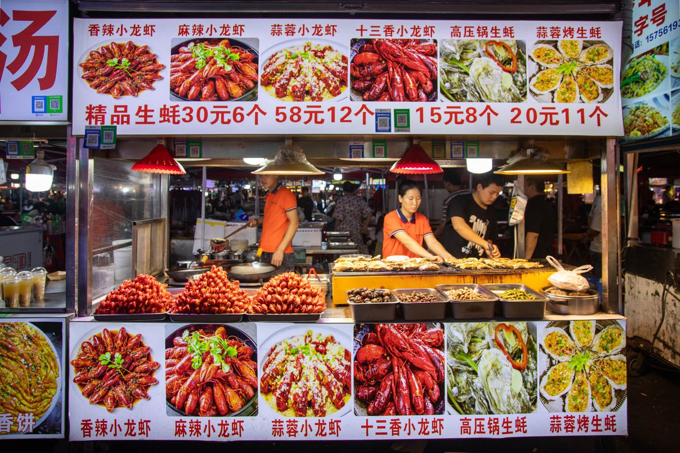 Feira na cidade de Yuwu na China co comidas típicas