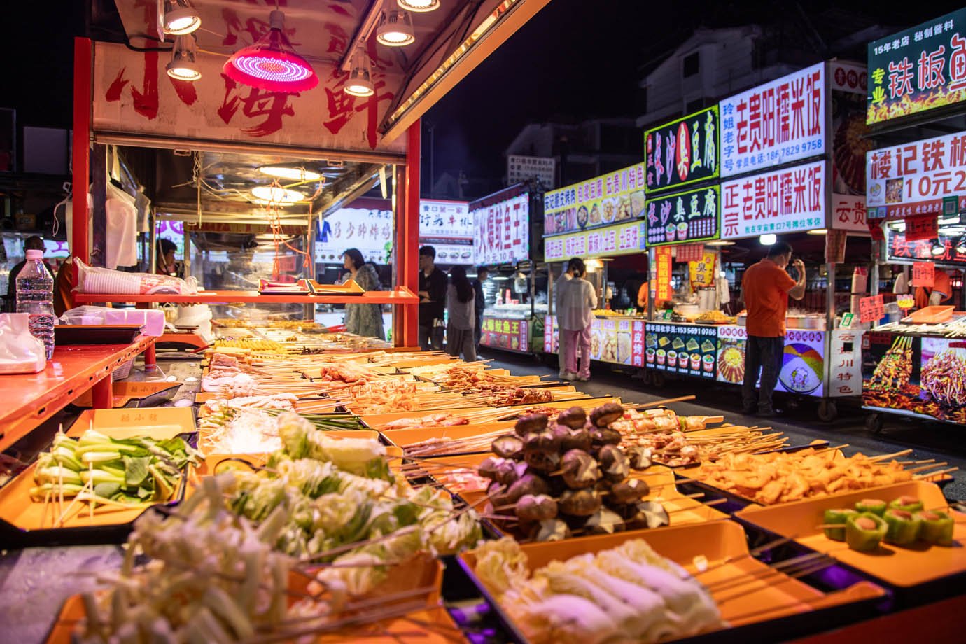 Feira na cidade de Yuwu na China co comidas típicas