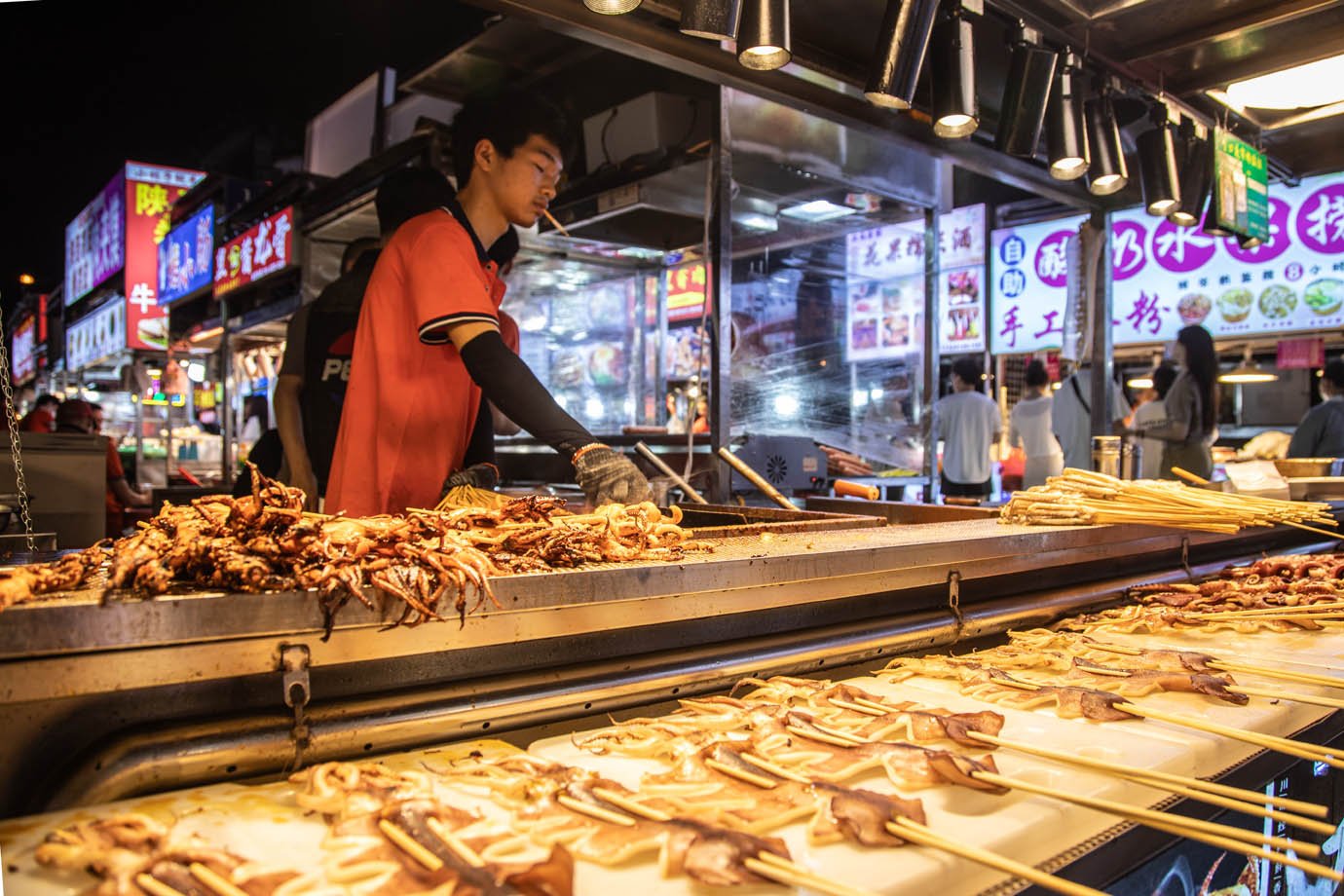 Feira na cidade de Yuwu na China co comidas típicas