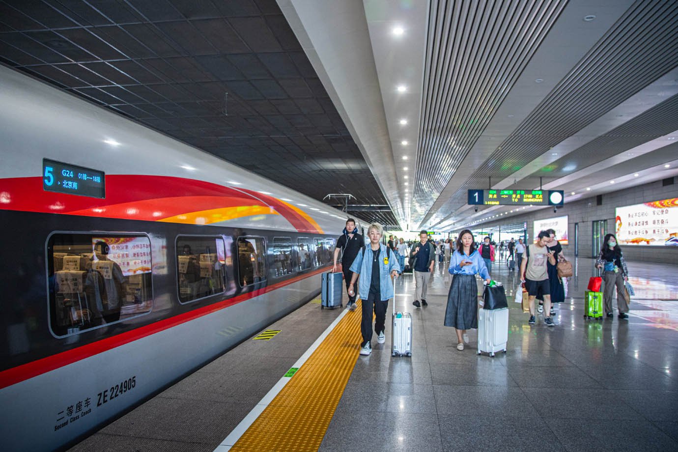 Plataforma na estação do trem bala de Xangai que leva a Pequim. A viagem, de mais de 1.000, dura pouco menos de quatro horas.