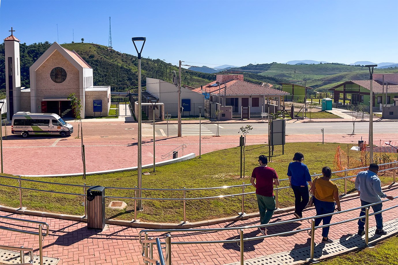 A sensação ainda é de cidades cenográficas, com poucas pessoas circulando nas novas vilas
