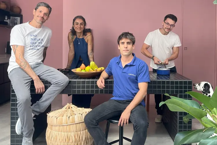 Diego e Tiago Tresca, co-fundadores, com Fernanda Lenzi e Fernando Martins, sócios da A Quinta: slogan da empresa é “Tão natural que até você pode comer”