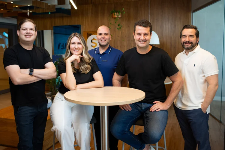 Yuri Carvalho (CFO), Bárbara Possignolo (Legal Director), Adriano Meirinho (CMO & Co-founder), Marcelo França (CEO & Co-founder) e Thiago Zaninotti (CTO), da Celcoin: no primeiro trimestre deste ano, a startup fechou com R$ 318 milhões em receita recorrente anual (Divulgação/Divulgação)