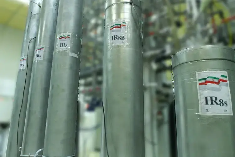 Equipamentos usados no processo de enriquecimento de urânio na central nuclear de Natanz, no Irã (AFP)