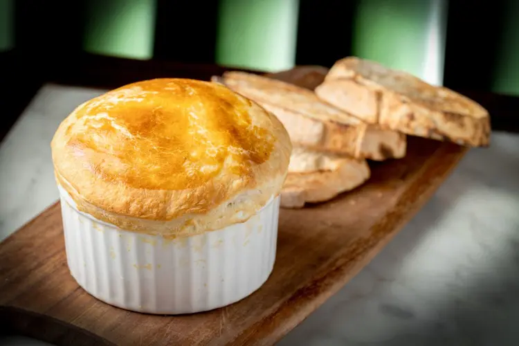 Luce: Creme de queijo Taleggio coberta com massa folhada (R$60) (Tadeu Brunelli/Divulgação)