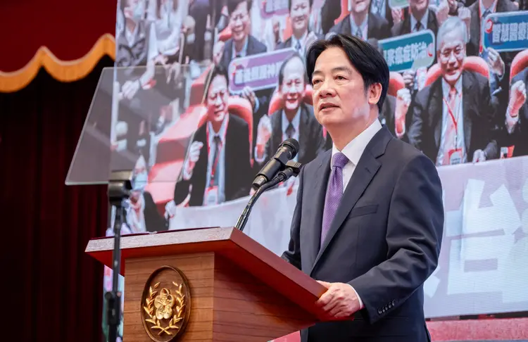 Esta foto tirada e divulgada pelo Gabinete Presidencial de Taiwan em 19 de junho de 2024 mostra o presidente de Taiwan, Lai Ching-te, falando durante uma conferência de imprensa no Gabinete Presidencial em Taipei (ESCRITÓRIO PRESIDENCIAL DE TAIWAN/AFP)