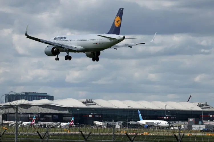 Um Airbus-A320-271N da companhia aérea Lufthansa pousa no aeroporto de Heathrow, no oeste de Londres, em 29 de abril de 2024 (AFP)
