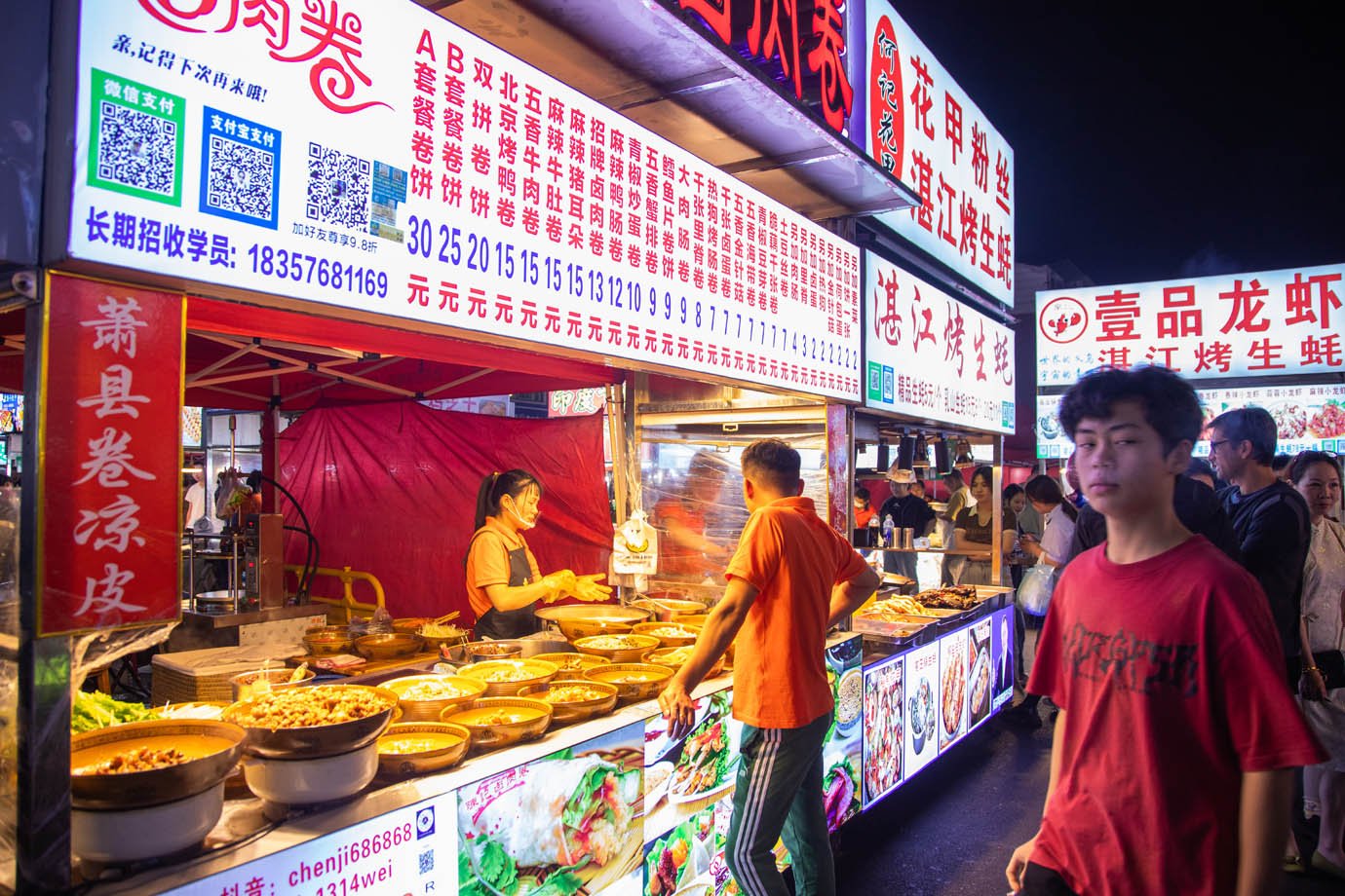 Feira na cidade de Yuwu na China co comidas típicas