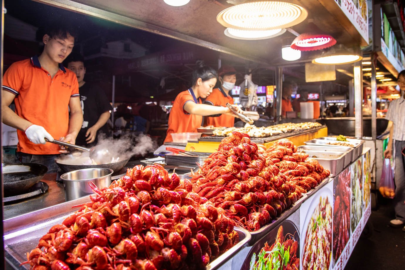 Feira na cidade de Yuwu na China co comidas típicas