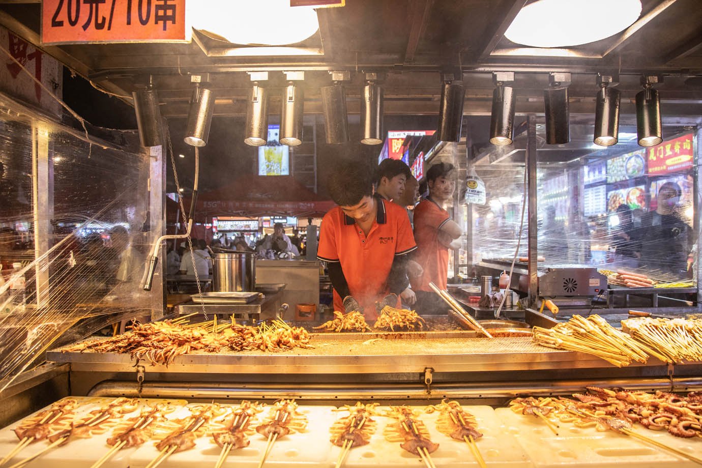 Feira na cidade de Yuwu na China co comidas típicas