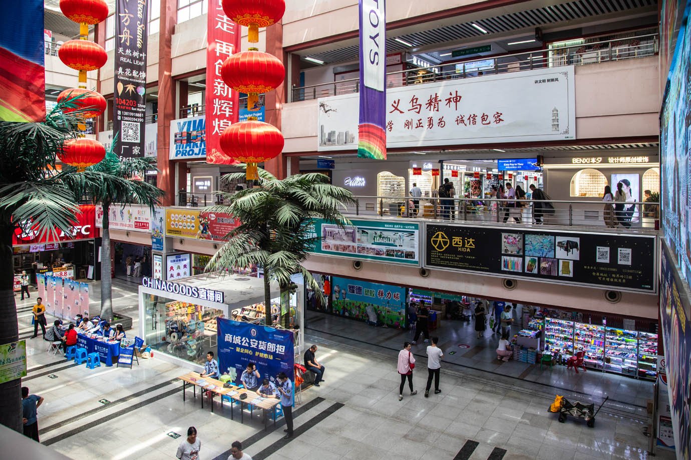 Mercado de pequenos produtos em Yiwu, na China. Com 75.000 lojas, o complexo é conhecido como a "capital mundial dos pequenos produtos", em Yiwu, na China.