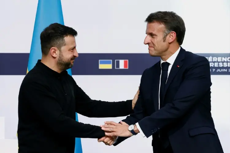 Os presidentes francês, Emmanuel Macron, e ucraniano, Volodimir Zelensky, em Paris (AFP)