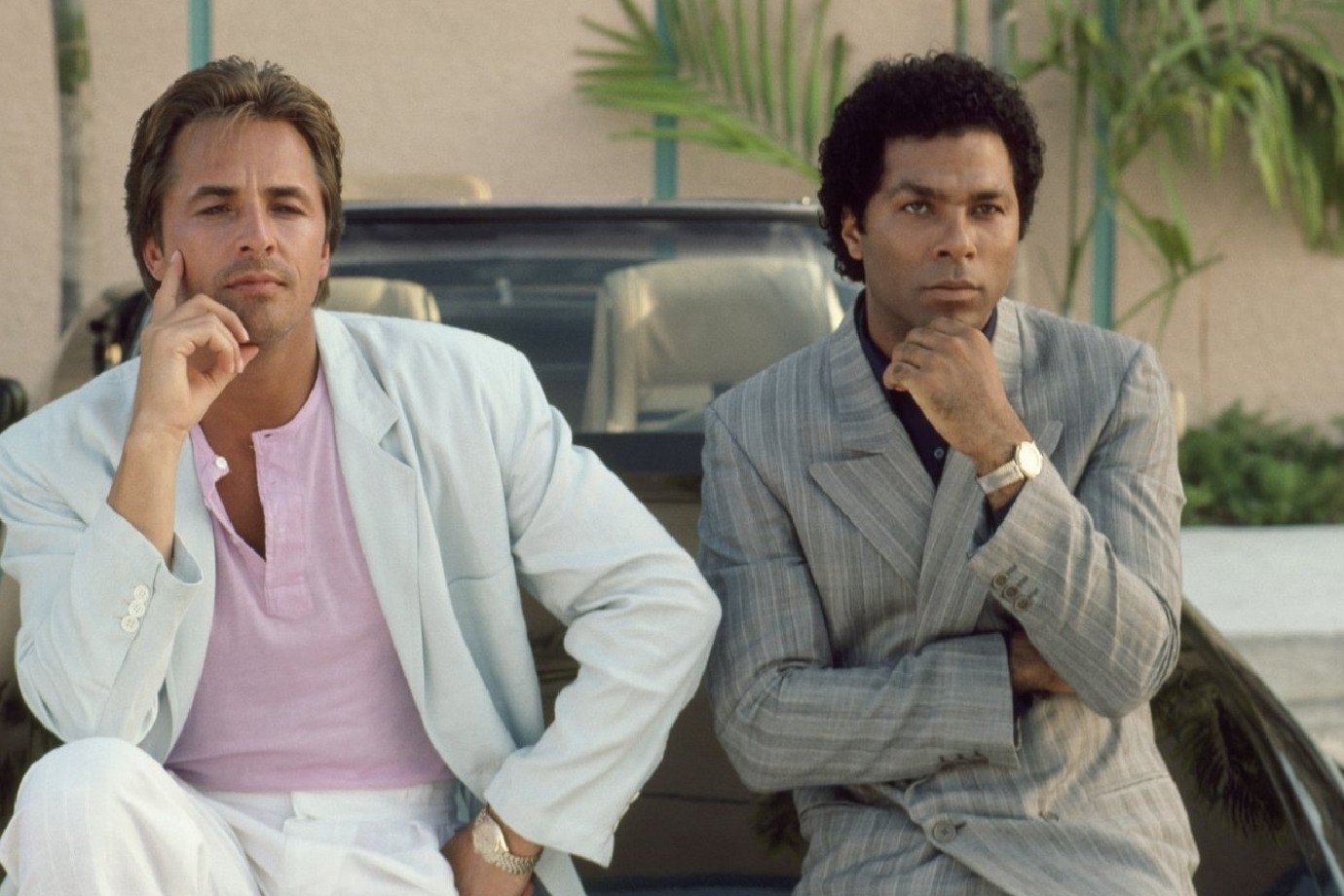Miami Vice (1984 - 1989):

"Miami Vice" é um drama policial que segue os detetives Sonny Crockett e Ricardo Tubbs enquanto combatem o crime em Miami. Conhecida por seu estilo visual, trilha sonora marcante e histórias envolventes, a série redefiniu o gênero policial na TV.