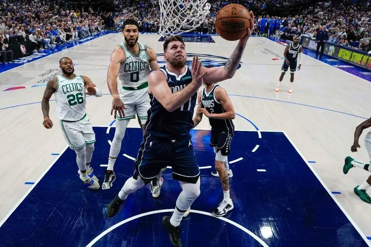 Confronto entre o Celtics e o Dallas Mavericks (Peter Casey - Pool/Getty Images)