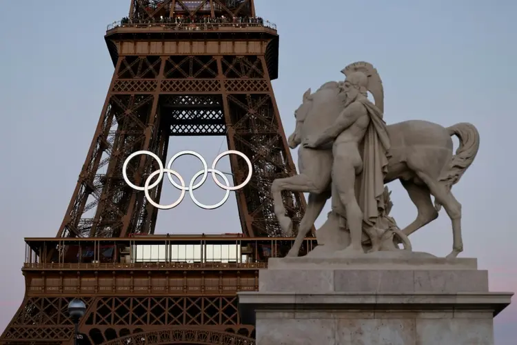 Imagens dos anéis olímpicos instalados na Torre Eiffel (Cyril TOUAUX e Deborah CLAUDE/AFP)