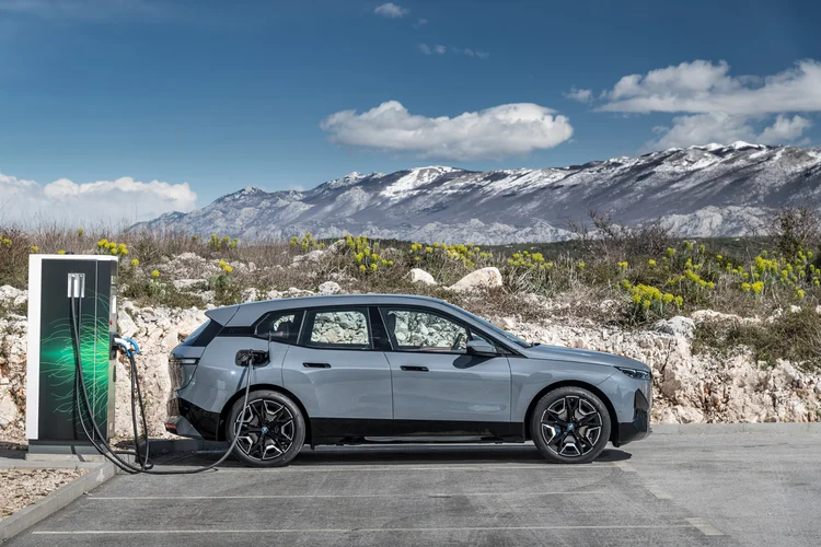 BMW iX xDrive50: o carro elétrico com maior autonomia no Brasil. (Divulgação/Divulgação)