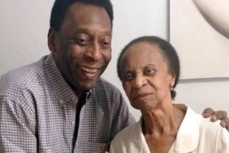 Pelé ao lado de sua mãe, dona Celeste (Reprodução)