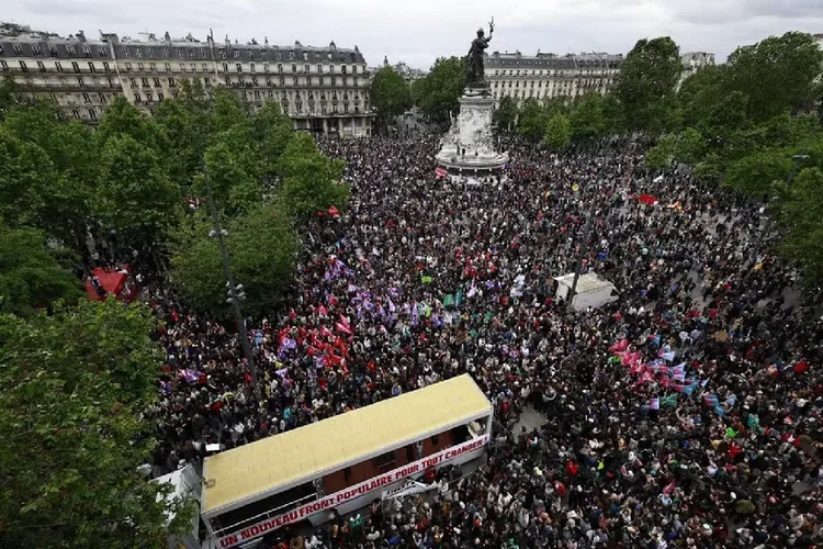 Manifestantes se reúnem durante um comício após ganhos significativos dos partidos de extrema direita nas eleições para o Parlamento Europeu (Sameer Al-Doumy/AFP)