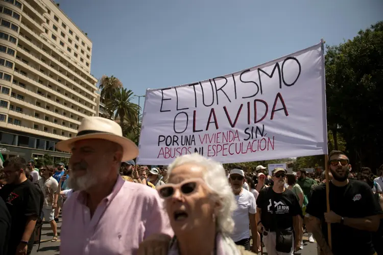 Manifestação contra o turismo de massa e os preços da habitação em Málaga em 29 de junho de 2024 (AFP/AFP)