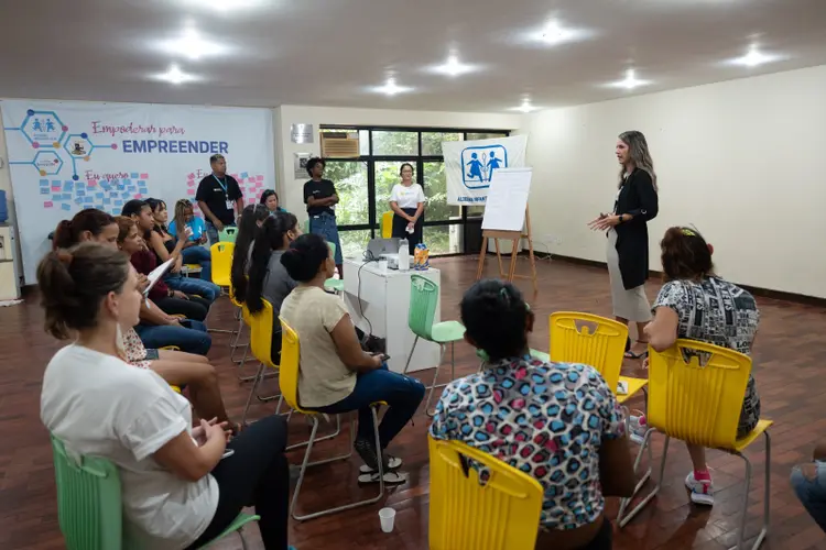 Aula do programa "Empoderando Refugiadas" (Lojas Renner S.A./Divulgação)