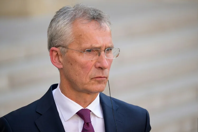 O secretário-geral da Otan, Jens Stoltenberg, observa antes de uma reunião com o presidente da França no Palácio Presidencial Elysee, em Paris (Agence France-Presse/AFP)