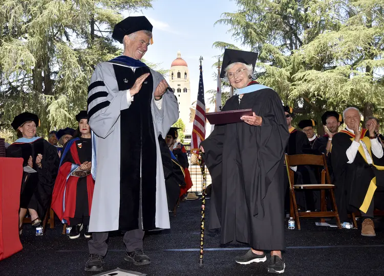 Virginia Hislop recebendo seu diploma depois de 83 anos. (Foto: Stanford/Charles Russo)/Divulgação)