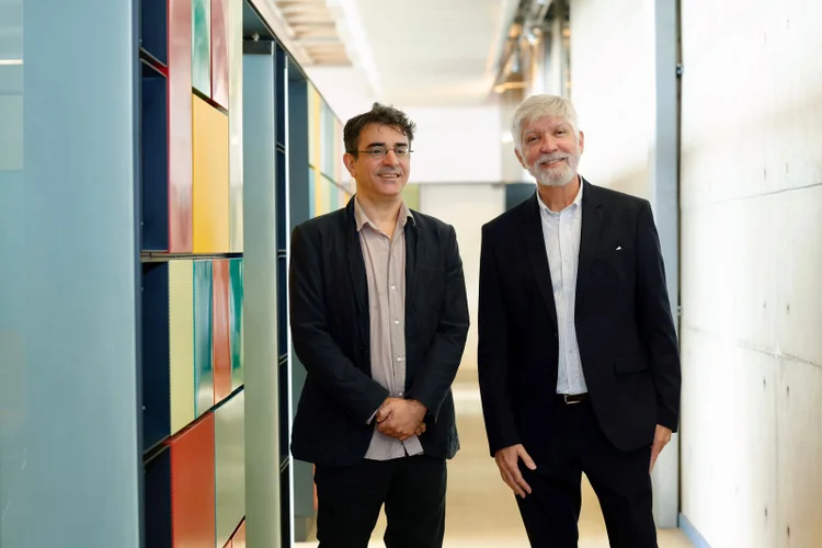 Professores Stelio Marras (à esquerda) e Antônio Figueira, diretor do Fundo Patrimonial da USP, em evento hoje na Cidade Universitária (Mariana Pekin/Divulgação)