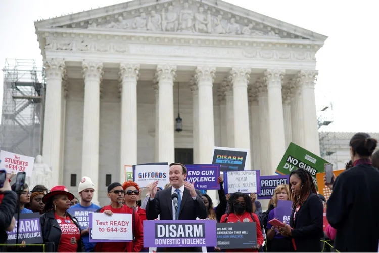 O senador dos EUA Chris Murphy fala do lado de fora da Suprema Corte enquanto os juízes avaliam se as pessoas sujeitas a uma ordem de restrição de violência doméstica deveriam ser proibidas de portar armas de fogo (AFP)