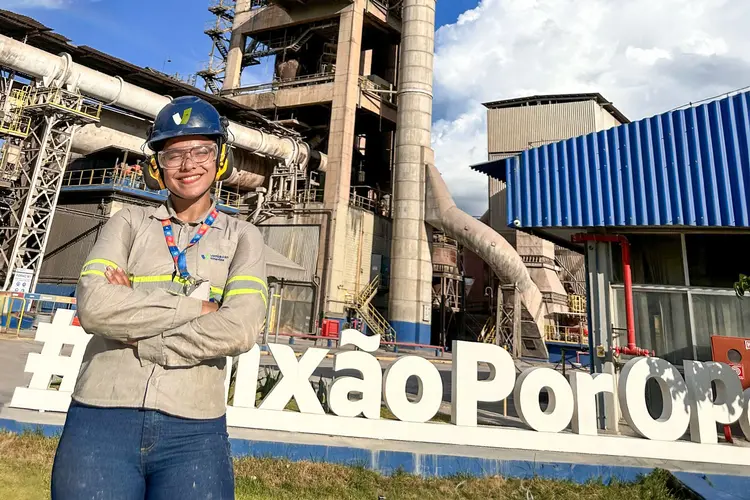 Victoria Vital, engenheira química do Programa de Trainee Industrial 2024 da Votorantim Cimentos na fábrica de Xambioá, Tocantins: “Para todas que desejam ser engenheiras, meu conselho é persistir com determinação e confiança em suas habilidades” (Votorantim Cimentos /Divulgação)