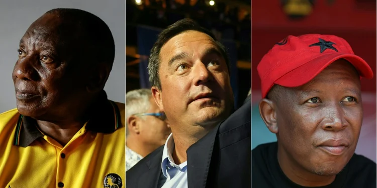 Eleições África do Sul: O presidente sul-africano Cyril Ramaphosa (à esquerda), John Steenhuisen da Aliança Democrática (centro) e o líder dos Combatentes pela Liberdade Econômica Julius Malema (à direita) (AFP/AFP)