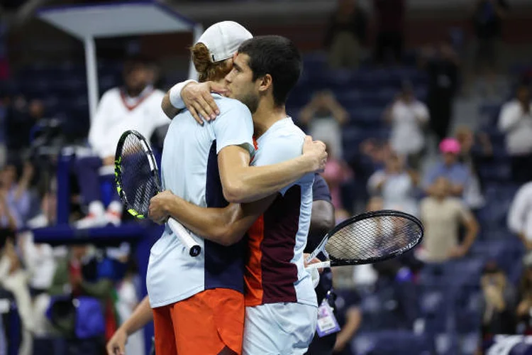 Carlos Alcaraz e Jannck Sinner no US Open: respeito e rivalidade (Matthew Stockman/Getty Images)