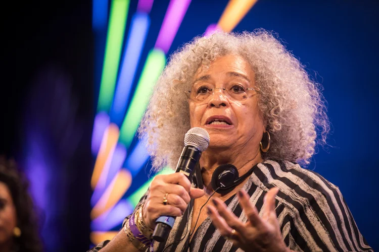 Angela Davis no Festival LED - Luz na Educação, no Rio de Janeiro: "Conhecimento é o oposto da escravidão" (Globo/Lucas Teixeira/Reprodução)