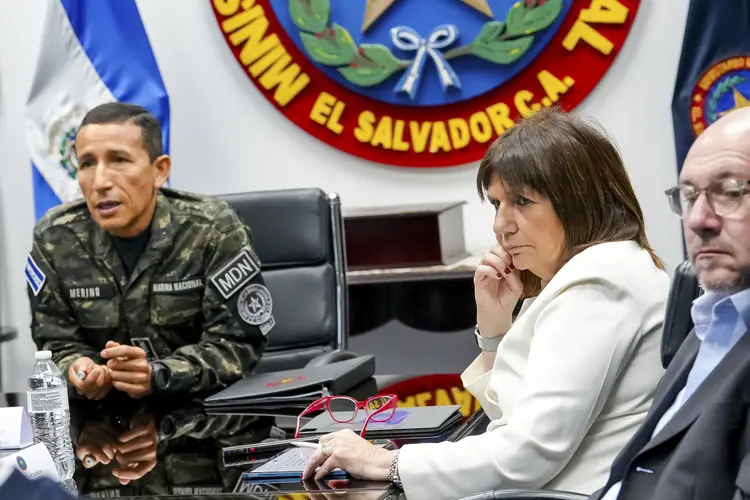 Combate ao crime: ministro da defesa de El Salvador, Rene Merino e  ministra da segurança da Argentina,  Patricia Bullrich (Handout / EL SALVADOR'S PRESIDENCY PRESS OFFICE / AFP/AFP)