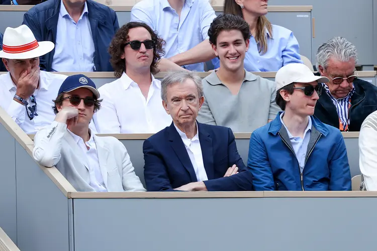 Bernard Arnault em Roland Garros (ao centro, de terno azul): aos 73 anos, o CEO da LVMH é dono de uma fortuna superior a 230 bilhões de dólares (Stephane Cardinale - Corbis /Getty Images)