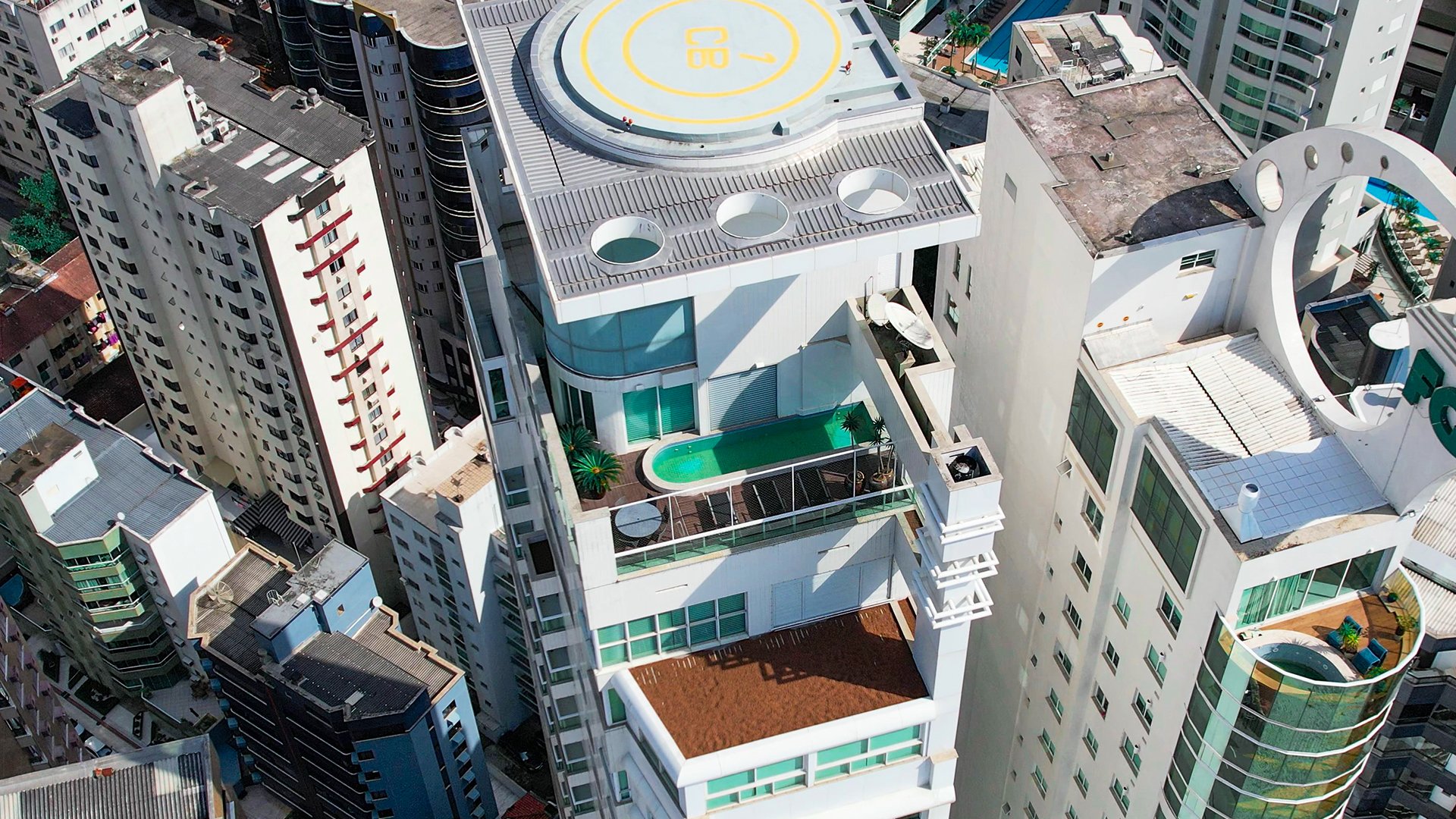 Triplex de luxo em Balneário Camboriú tem vista cinematográfica e custa R$ 18 milhões; veja fotos