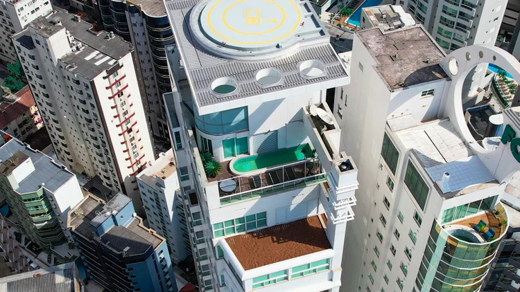 Triplex de luxo: imóvel fica na Barra do Sul, em Balneário Camboriú. (Divulgação/Divulgação)