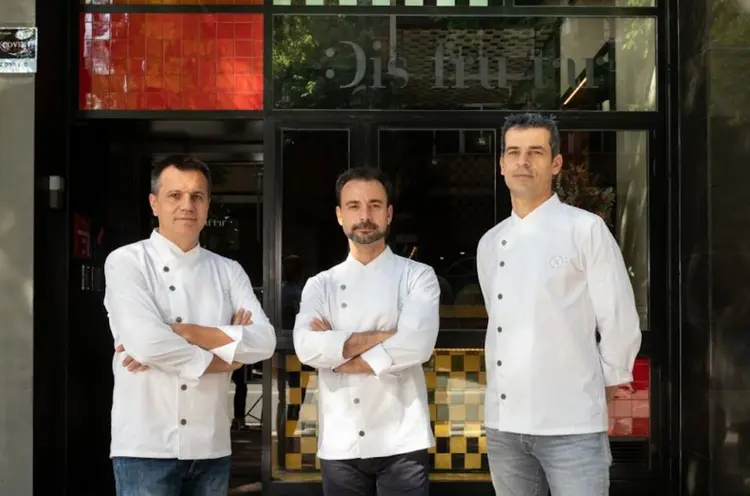 Oriol Castro, Eduard Xatruch e Mateu Casañas, do Disfrutar. Restaurante de Barcelona eleito o melhor do mundo pelo 50 Best. (Divulgação/Divulgação)